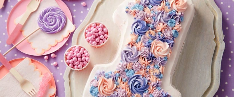 Pastel decorado con flores en forma de uno