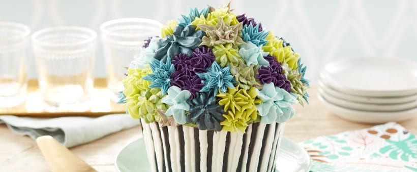 pastel decorado con flores en forma de cupcake