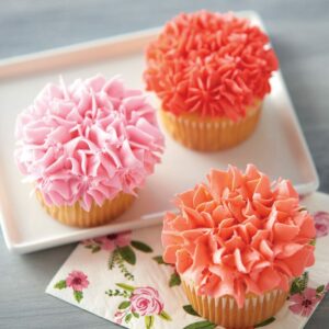 Cupcake con flores de color anaranjado