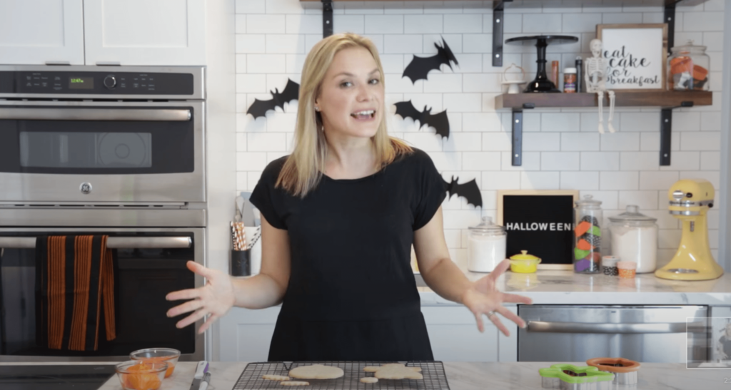 Foto de Ana Figueroa con Wilton Brands en su cocina haciendo galletas de Halloween